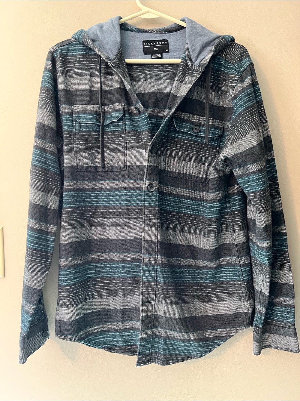 Billabong Baja Men’s hooded flannel button down shirt jacket in size M.